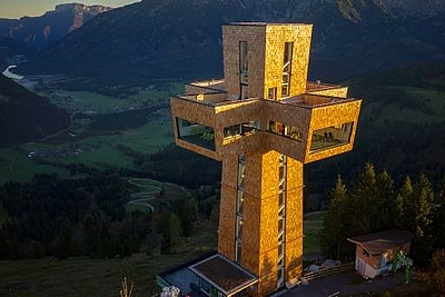 Am Gipfel der Tiroler Buchensteinwand thront das 30 Meter hohe, begehbare Jakobskreuz mit seiner ausgefallenen Holzschindel-Fassade und intelligentem Brandschutzkonzept.