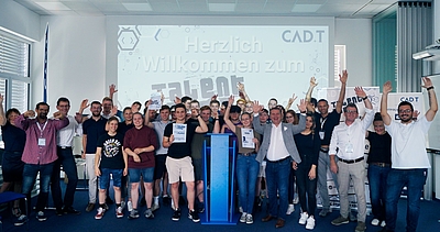 Alle Teilnehmer des CAD+T Talent Camp 2022 lächeln in die Kamera und heben die Hände©CAD+T