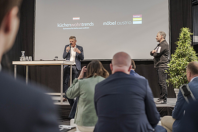Georg Emprechtinger betonte bei der Pressekonferenz auf der Bühne die Wichtigkeit des Fachmessedoppels für die heimische Branche. © SaschaBartel/SashMedia