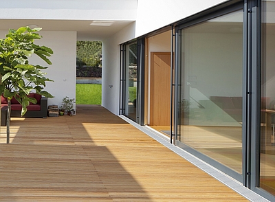 TerrassenFix Aqua wird zum Beispiel an Türanschlüssen oder Übergängen von der vertikalen Fassade zur horizontalen Terrassenfläche eingesetzt ©Sihga GmbH