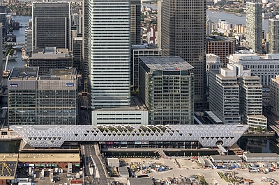 Zugstation in London; Architektur ist angelehnt an ein 300 Meter langes Schiff; Luftaufnahme mit urbanem Hintergrund
