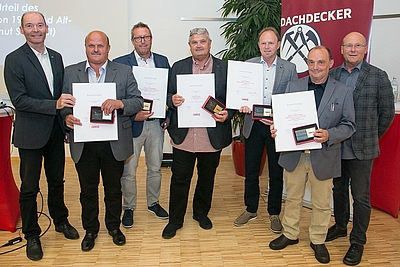2 WKO Mitarbeiter ehren 5 Unternehmer, die stolz ihre Urkunde in die Kamera halten © WKO Oberösterreich
