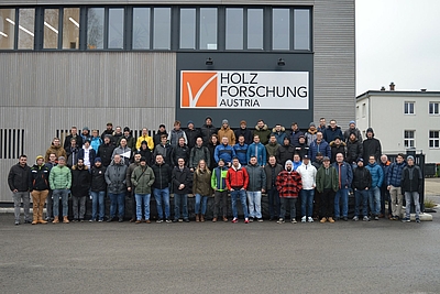 Teil­nehmer:innen des Leim­m­eis­ter­kurs 2023 an der Holz­for­schung Austria © Holz­for­schung Austria
