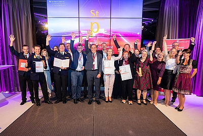 Gruppenfoto der Staatspreis-Gewinner 2021 mit den Kategorie-Siegern und den Jury-Preisträgern