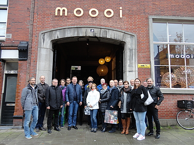 Gruppenfoto von allen Teilnehmern frontal aufgenommen vor Eingang Moooi Gallery