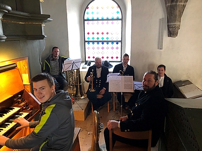 Musikanten spielen verschiedene Instrumente in einer Kirche ©Buchner