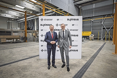 Oberösterreichs Landeshauptmann Thomas Stelzer und STRASSER Steine-Chef Johannes Artmayr in der neu eröffneten Produktionshalle. © Land OÖ/Max Mayrhofer