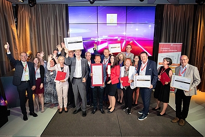 Gruppenfoto der Staatspreis-Gewinner 2022 mit den Kategorie-Siegern und den Jury-Preisträgern