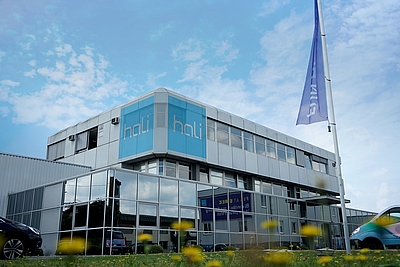 hali mit Stammsitz in Eferding erzeugt jährlich 115.000 Büromöbel © hali GmbH