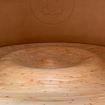 Die dreidimensionale Wellenkonstruktion aus Zirbenholz repräsentiert die österreichische Natur und bezaubert durch ihren einzigartigen, intensiven Geruch. Entdecken, entspannen und Durchatmen. 