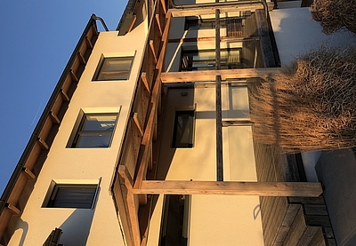 BeziFee kommt unter anderem bei der Montage von Carports, Vordächern oder Pergolen aus Holz an Außenwandkonstruktionen zum Einsatz. © Sihga GmbH