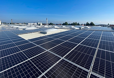 Mit der neuen Photovoltaikanlage können 15 Prozent der direkten Emissionen eingespart werden. © hali GmbH