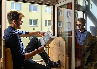 Mann liest ein Buch auf einer balcosy-Konstruktion. ©Thomas Schlader
