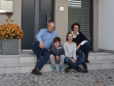 Familie Weitzenböck; Vor dem Haus sitzend auf einer Stufe; 